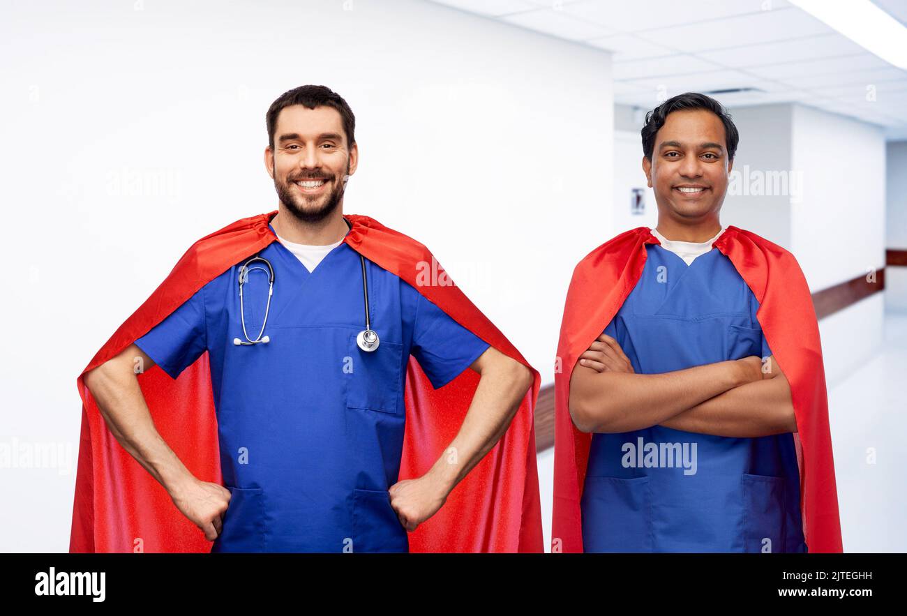 Lächelnde Ärzte oder Krankenschwestern in Superhelden-Umhänge Stockfoto