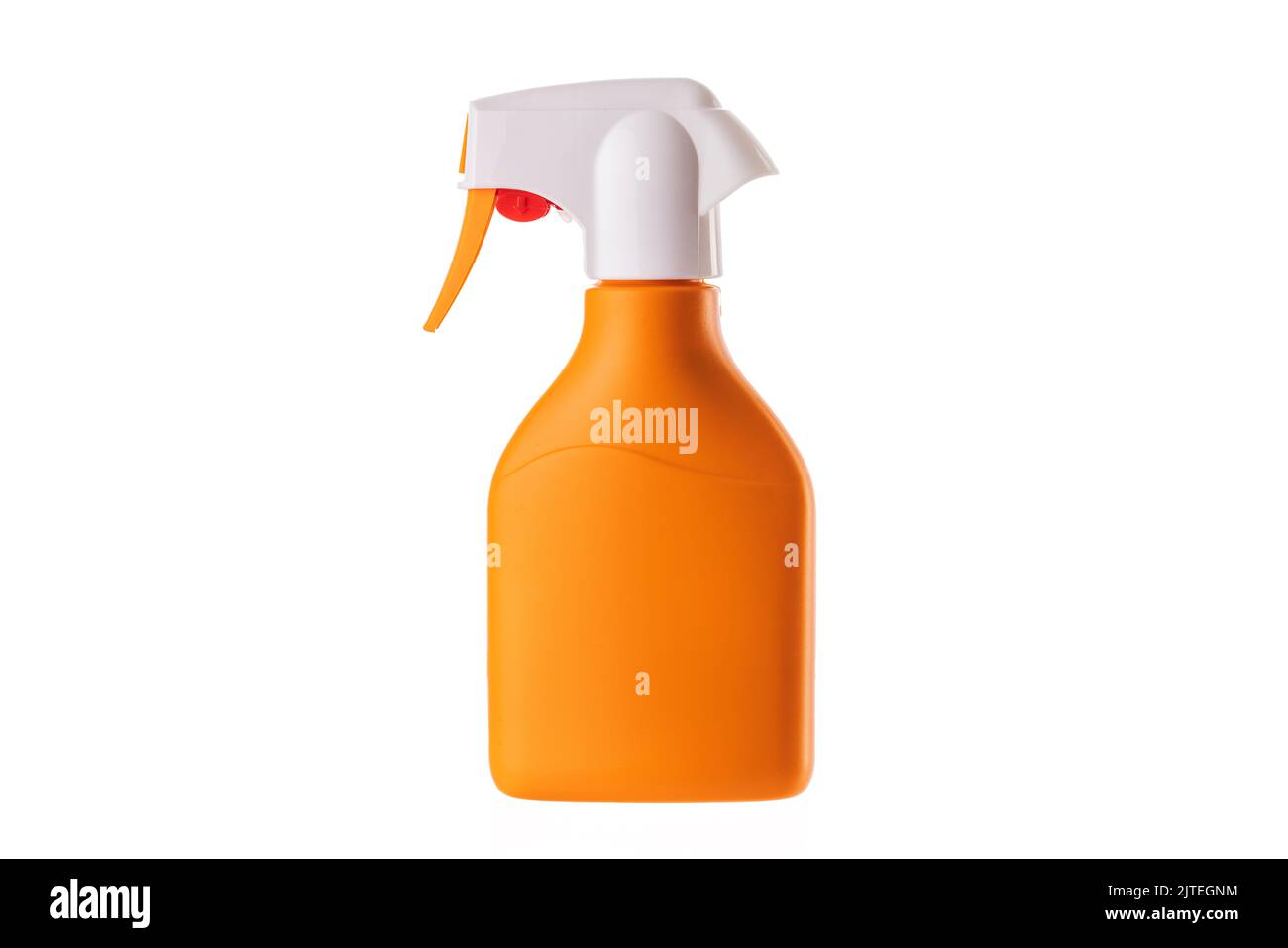 Sonnencreme-Lotion in oranger Flasche isoliert auf weißem Hintergrund. Sonnencreme Milch Körperpflege, Hautpflege. Stockfoto