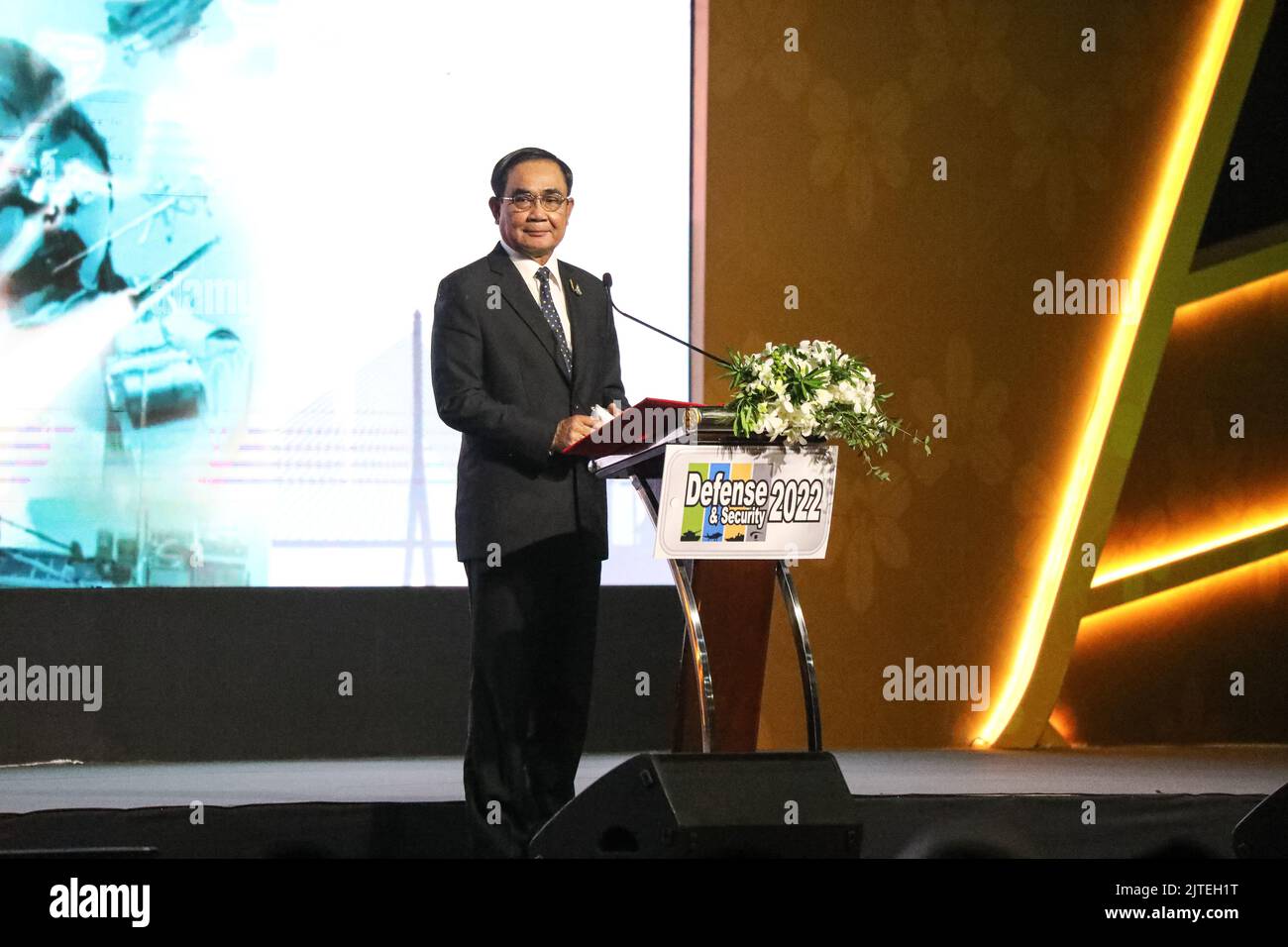 General Prayut Chan-o-cha als Verteidigungsminister, nachdem er gemäß der thailändischen Verfassung 2017 für mehr als 8 Jahre als Premierminister vorübergehend aus dem Amt gejaht worden war, Den Vorsitz bei der Eröffnungszeremonie von Defense and Security 2022 mit Militärdelegationen aus Ländern der ganzen Welt, die an der Eröffnungszeremonie und dem Besuch der Ausstellung für internationale Waffen und militärische Ausrüstung im Challenger 1-2 Building, Impact Exhibition and Convention Center, Muang Thong Thani, Die vom 29. August bis zum 1. September 2022 stattfinden wird. (Foto von Adirach Toumlamoon/Pacific Press) Stockfoto