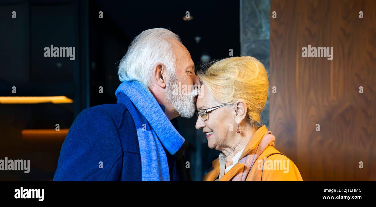 En älterer Mann, der die Liebe seines Lebens küsst Stockfoto