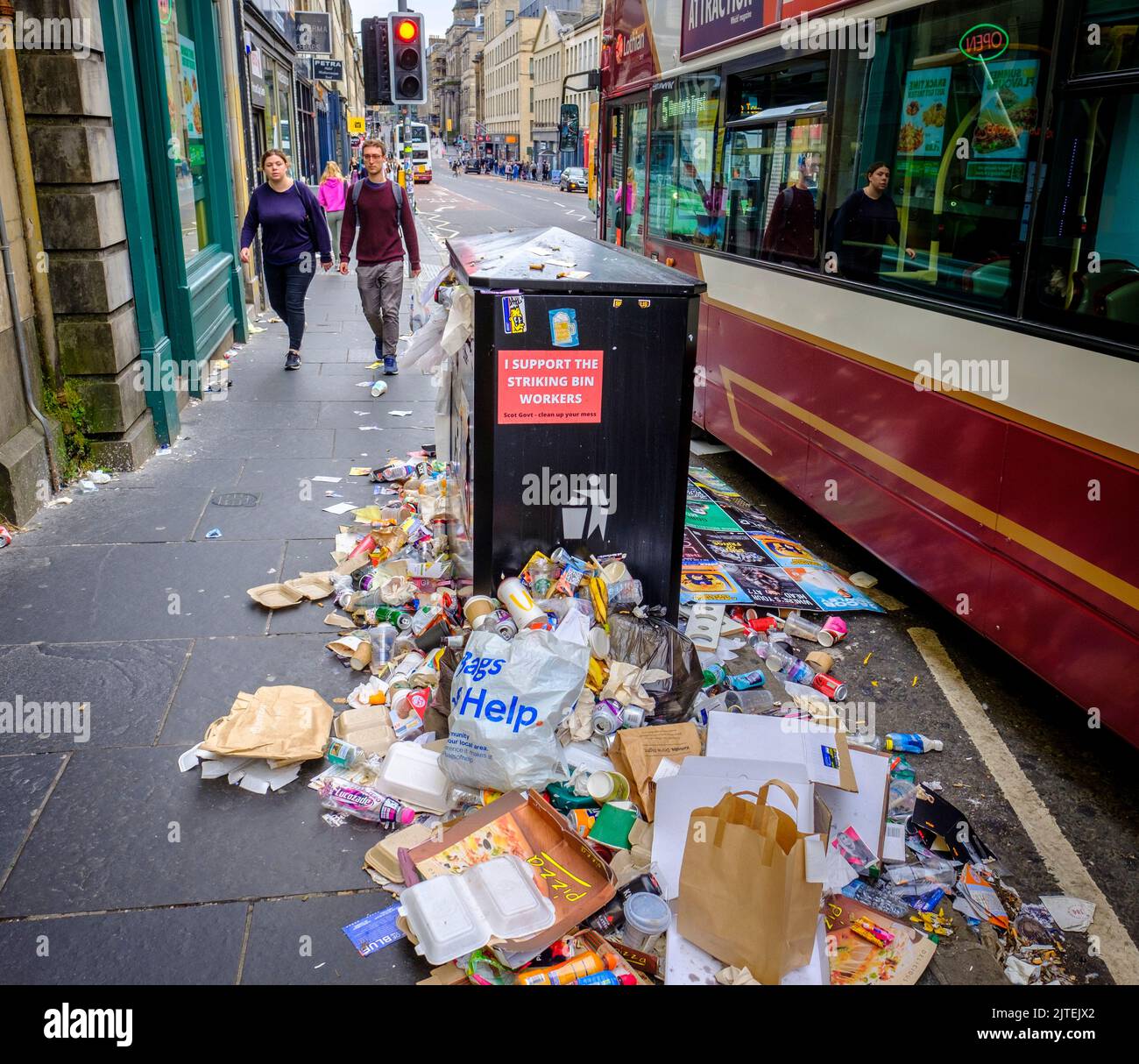 In den Straßen von Edinburgh, der schottischen Hauptstadt, stapelt sich Müll, der durch einen Streik der Müllsammler der Stadt verursacht wurde. Stockfoto