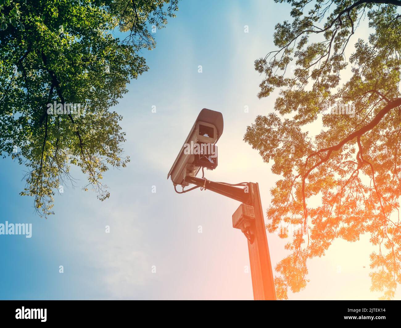 CCTV-Kamera oder Videocam im Stadtpark im Freien. Sicherheits-ip-Videokamera. Stockfoto