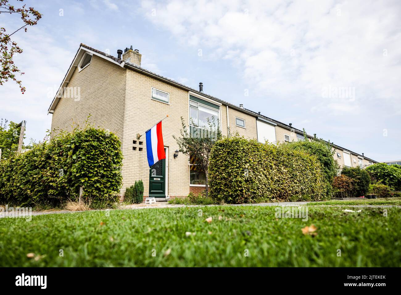 2022-08-30 12:40:27 NEW BEIJERLAND - Flaggen hängen am halben Mast in Erinnerung an die Opfer des tödlichen Unfalls. Am Samstag fuhr ein LKW vom Deich in Nieuw-Beijerland und traf die Anwesenden bei einer Nachbarschaftsfeier. Zusätzlich zu den sieben Verletzten wurden sechs Menschen getötet. ANP JEFFREY GROENEWEG niederlande Out - belgien Out Stockfoto