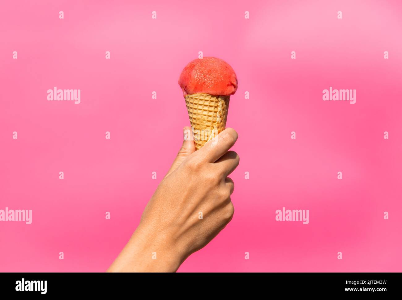 Nahaufnahme des Hand haltenden Eiskonus der Waffel Stockfoto