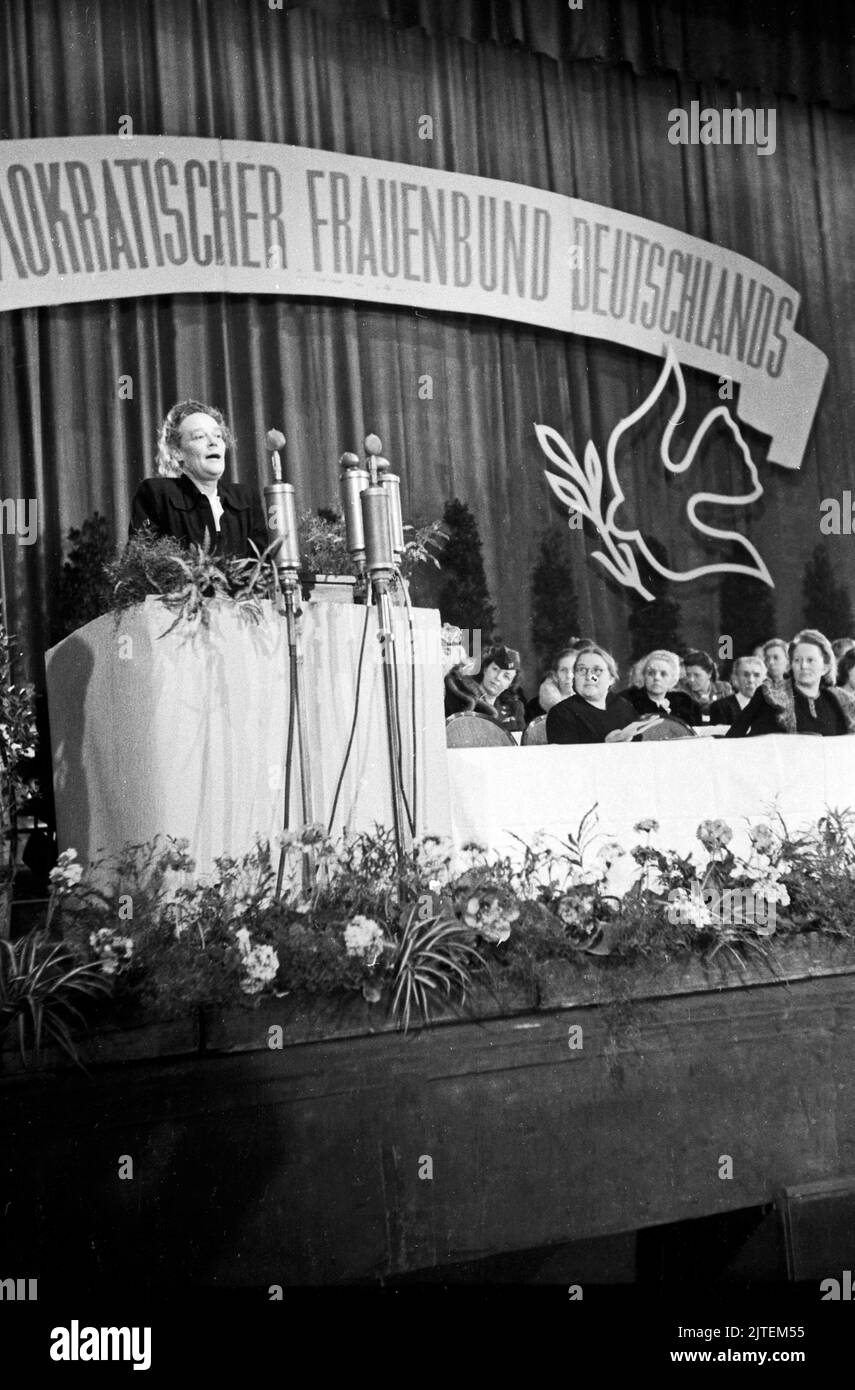 Das Präsidium bei der Gründung demokratischer Frauenbund Deutschlands während des Gründungskongresses im Admiralspalast in Ost-Berlin, Deutschland 1947. Stockfoto