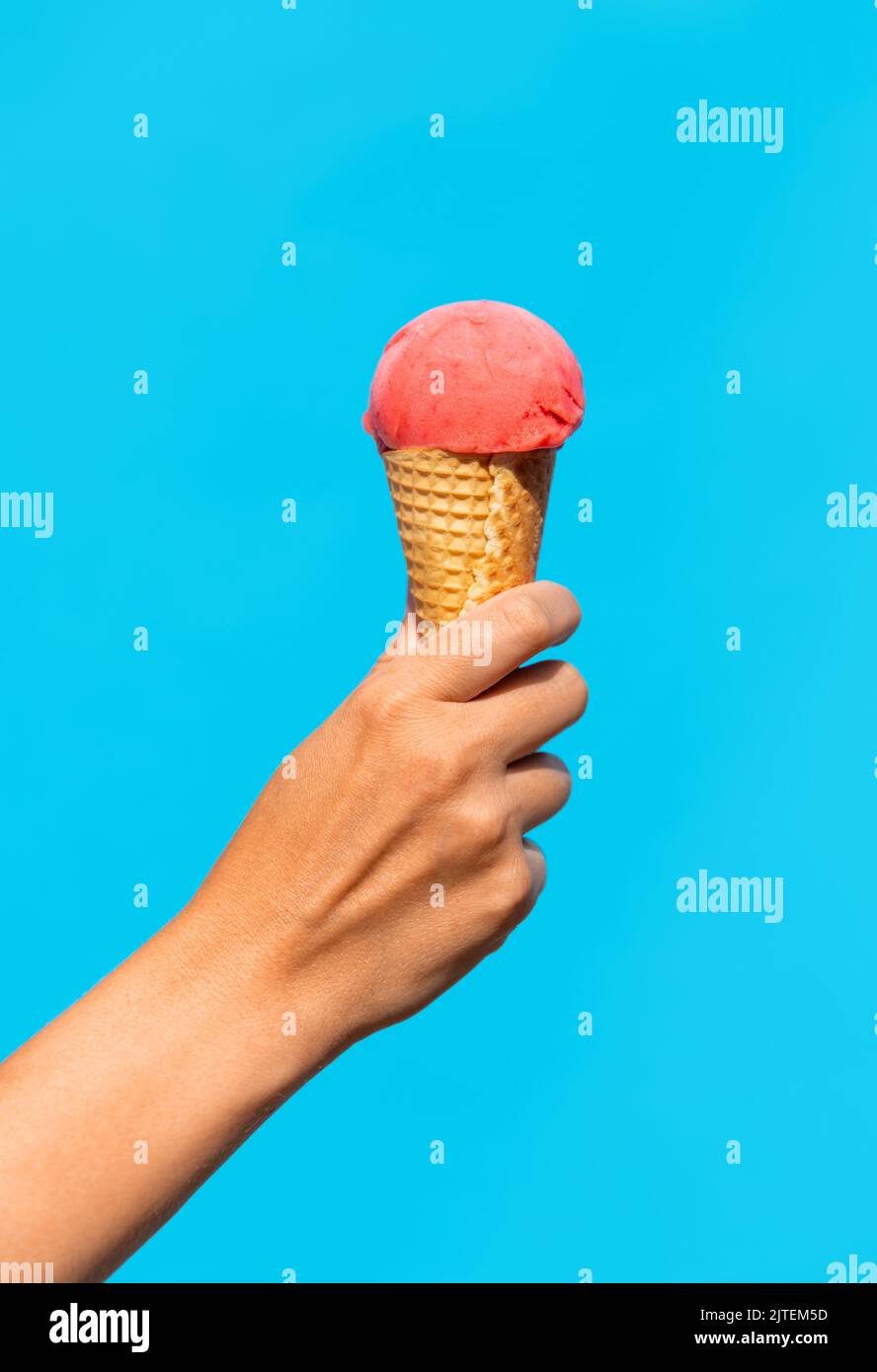 Nahaufnahme des Hand haltenden Eiskonus der Waffel Stockfoto