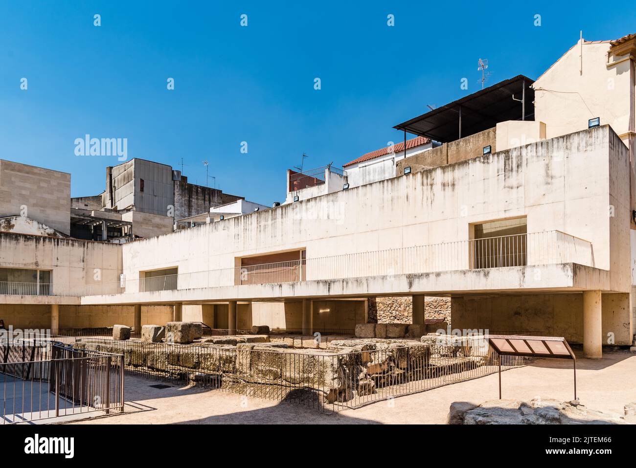 Merida, Spanien - 10. Juli 2022: Archäologische Stätte des römischen Tempels von Diana. Es ist ein Imperial Cult Tempel, rechteckig in Form, der auf einem hohen p steht Stockfoto