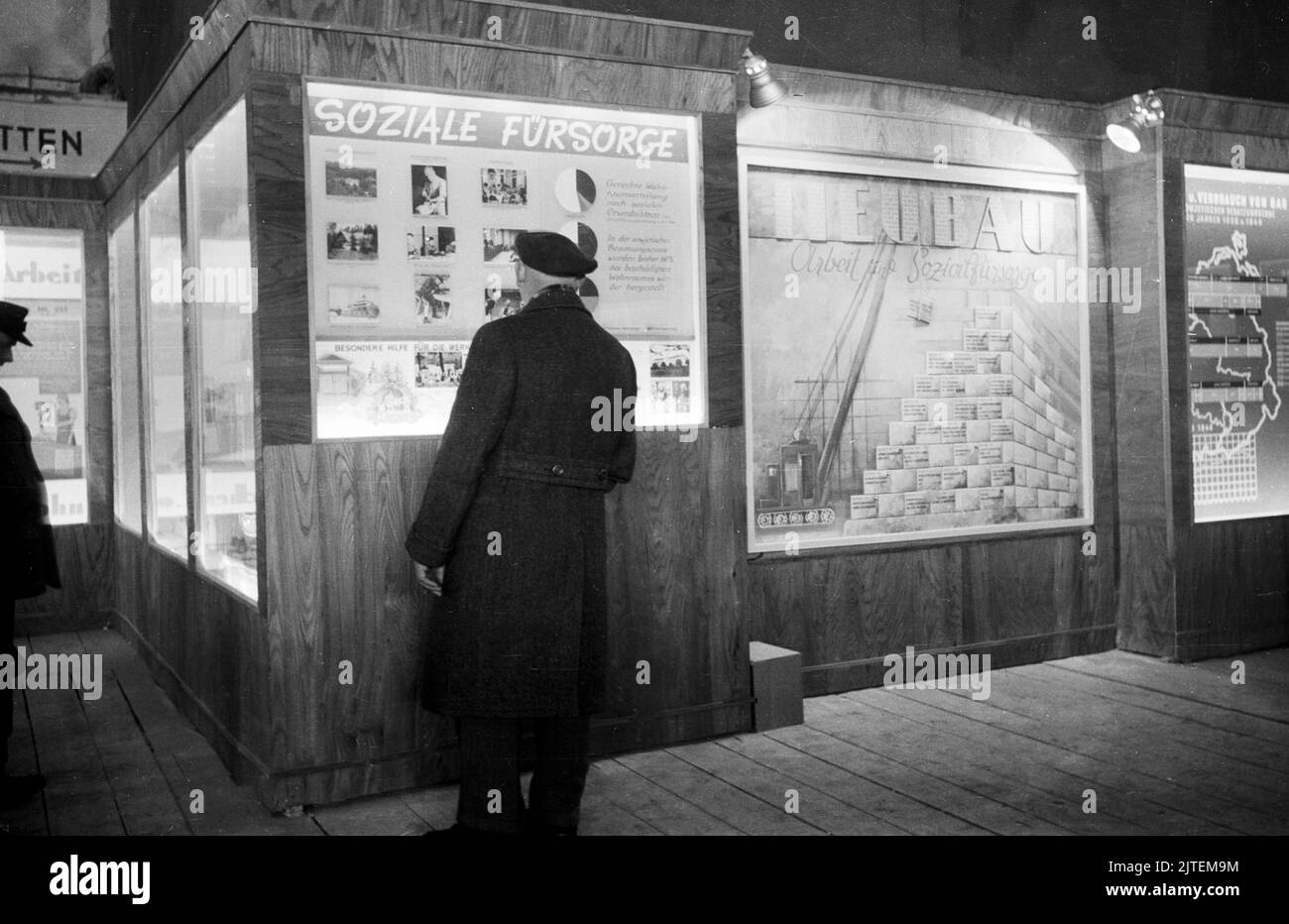 Messebesuch am Informationsschaukasten für Soziale Fürsorge bei der Frühjahrsmesse in Leipzig, Deutschland 1947. Stockfoto