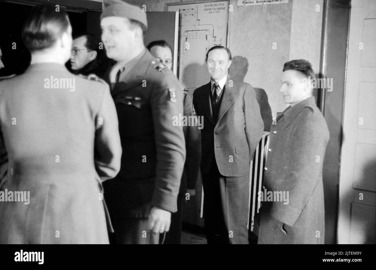 Französischer Filmverleih: Alliierte Soldaten kommen mit Begleitung zur Gala-Vorstellung im Kino 'Kosmos Filmbühne' in Tegel, Berlin, Deutschland 1947. Stockfoto