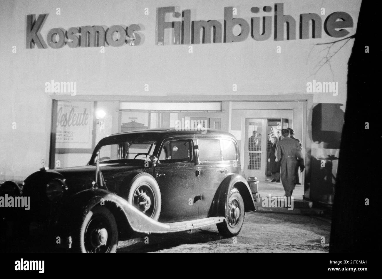 Französischer Filmverleih: Alliierte Soldaten kommen mit Begleitung zur Gala-Vorstellung im Kino 'Kosmos Filmbühne' in Tegel, Berlin, Deutschland 1947. Stockfoto