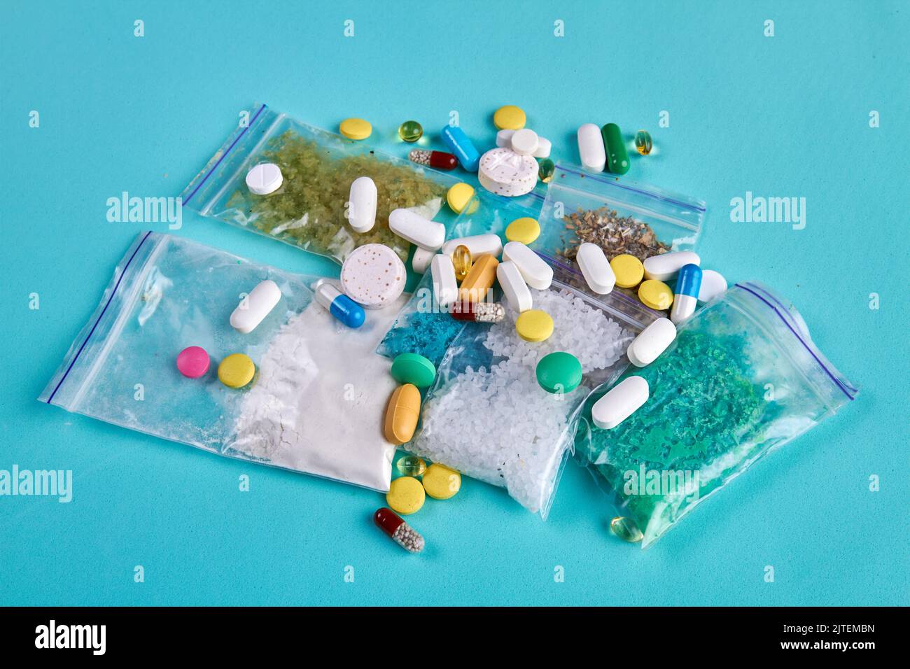 Haufen verschiedener Medikamente auf blauem Hintergrund Draufsicht. Pillen mit Tabletten und Kapseln. Stockfoto