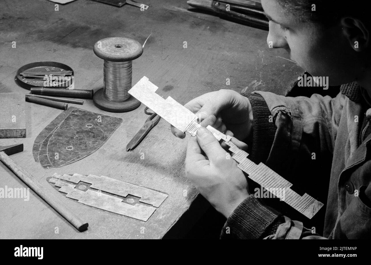 Work an seinem Arbeitsplatz in der Siemens-Werkstatt, Berlin, Deutschland 1947. Stockfoto