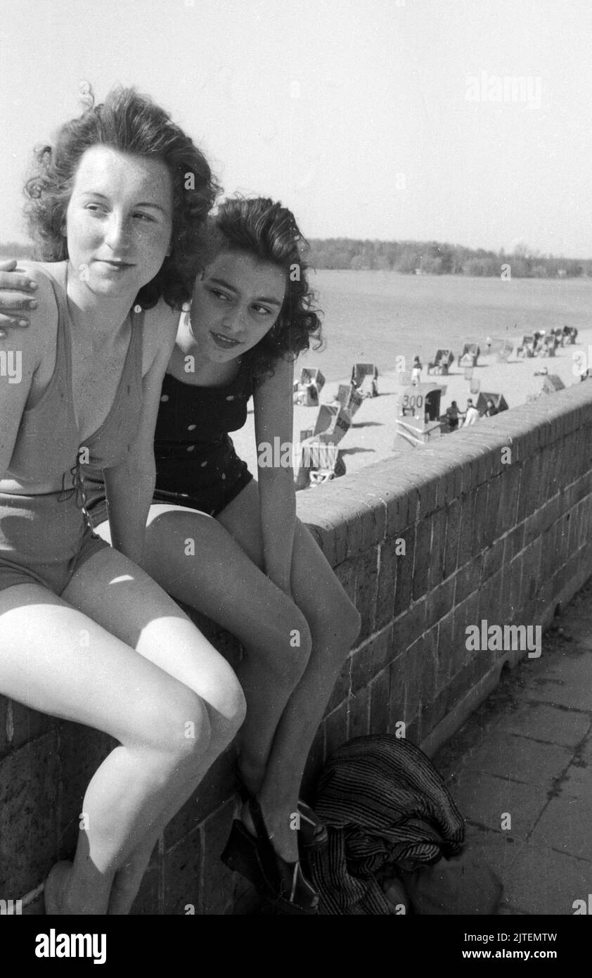 Zwei junge Frauen genießen die Frühlingssonne über Berlin im Schwimmbad Wannsee, Deutschland 1947. Stockfoto