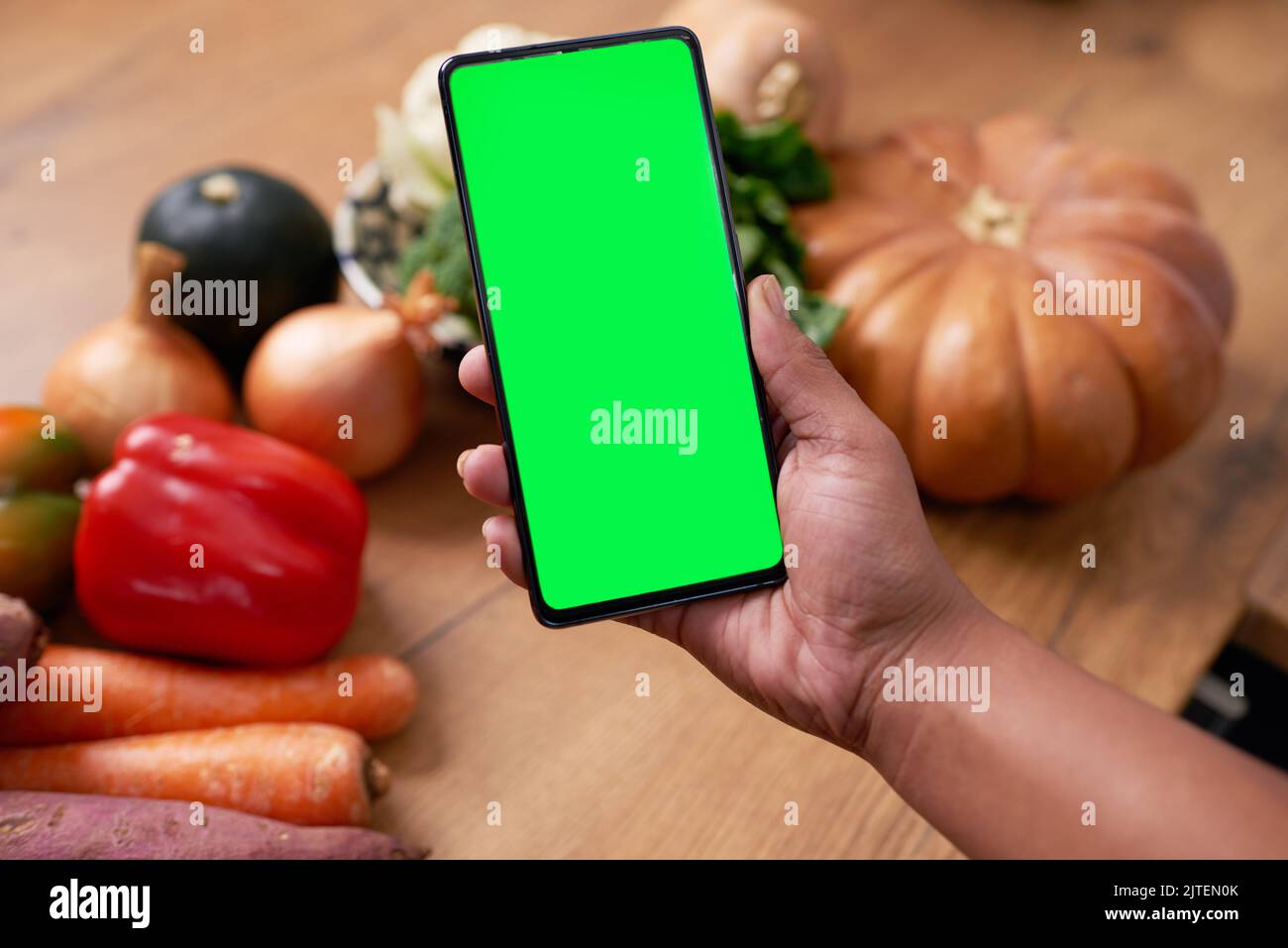 Nahaufnahme des Handybildschirms mit Vollgemüse - Chroma-Taste Stockfoto