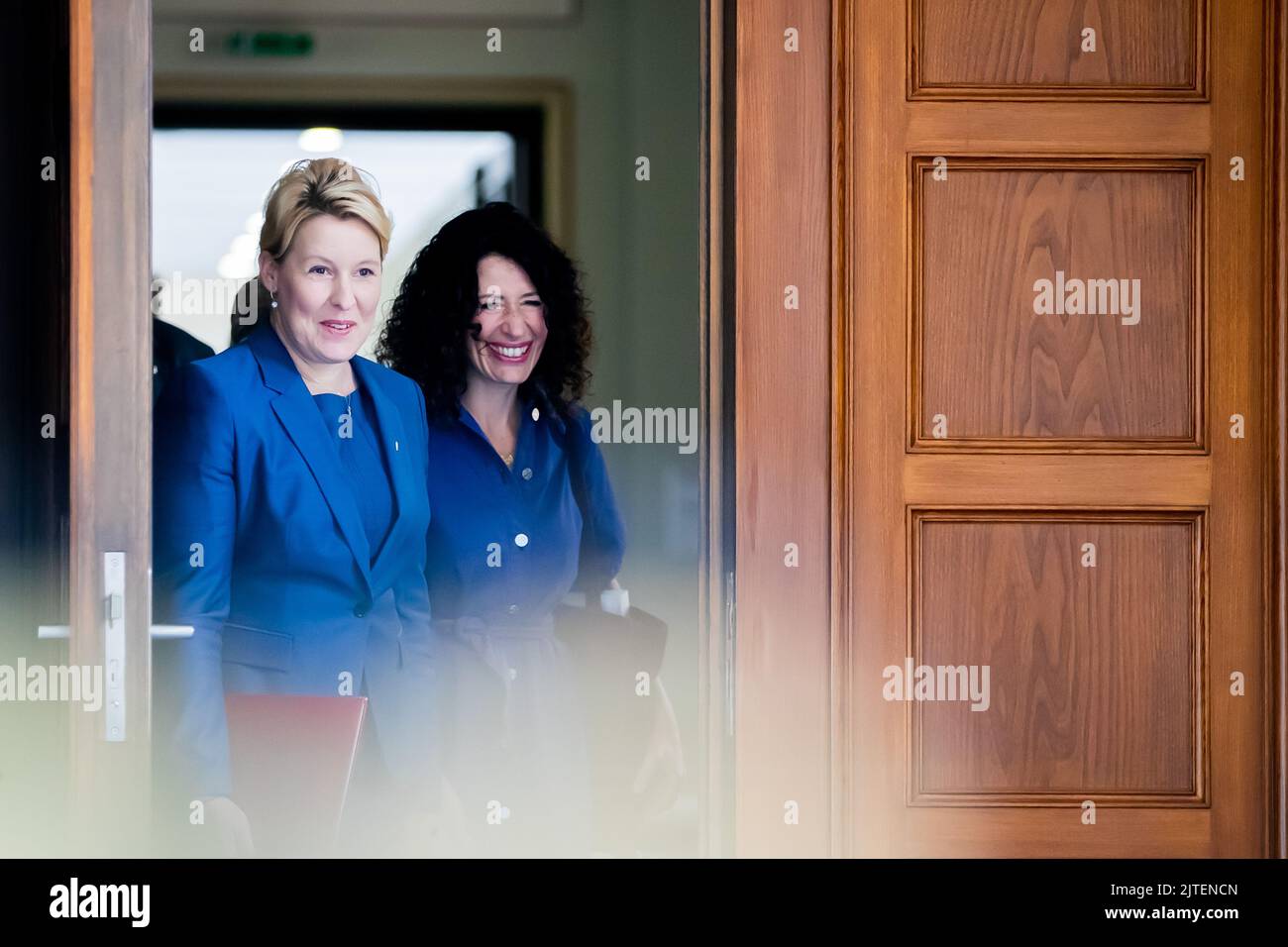 Berlin, Deutschland. 30. August 2022. Franziska Giffey (SPD, l), Regierende Bürgermeisterin von Berlin, und Bettina Jarasch (Bündnis 90/die Grünen), Berliner Senatorin für Umwelt, Verkehr, Klima und Verbraucherschutz, kommen nach der Berliner Senatssitzung zur Pressekonferenz. Themen sind die mögliche Nachfolgeregelung für das 9-Euro-Ticket und ein Programm zur Verhinderung von Frauenmorden. Quelle: Christoph Soeder/dpa/Alamy Live News Stockfoto