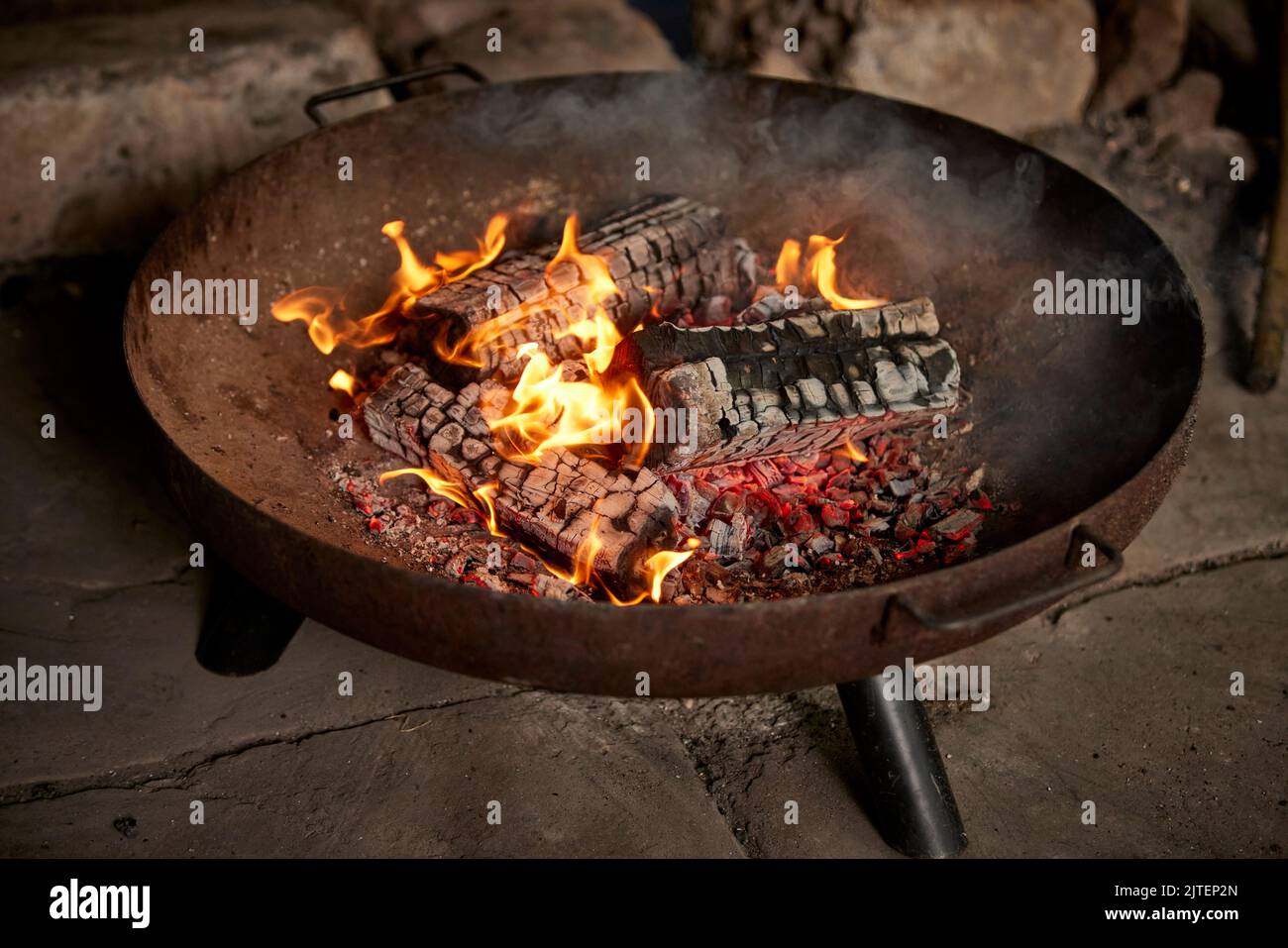 Feuer in einer Flammengrube auf einem Campingplatz Stockfoto