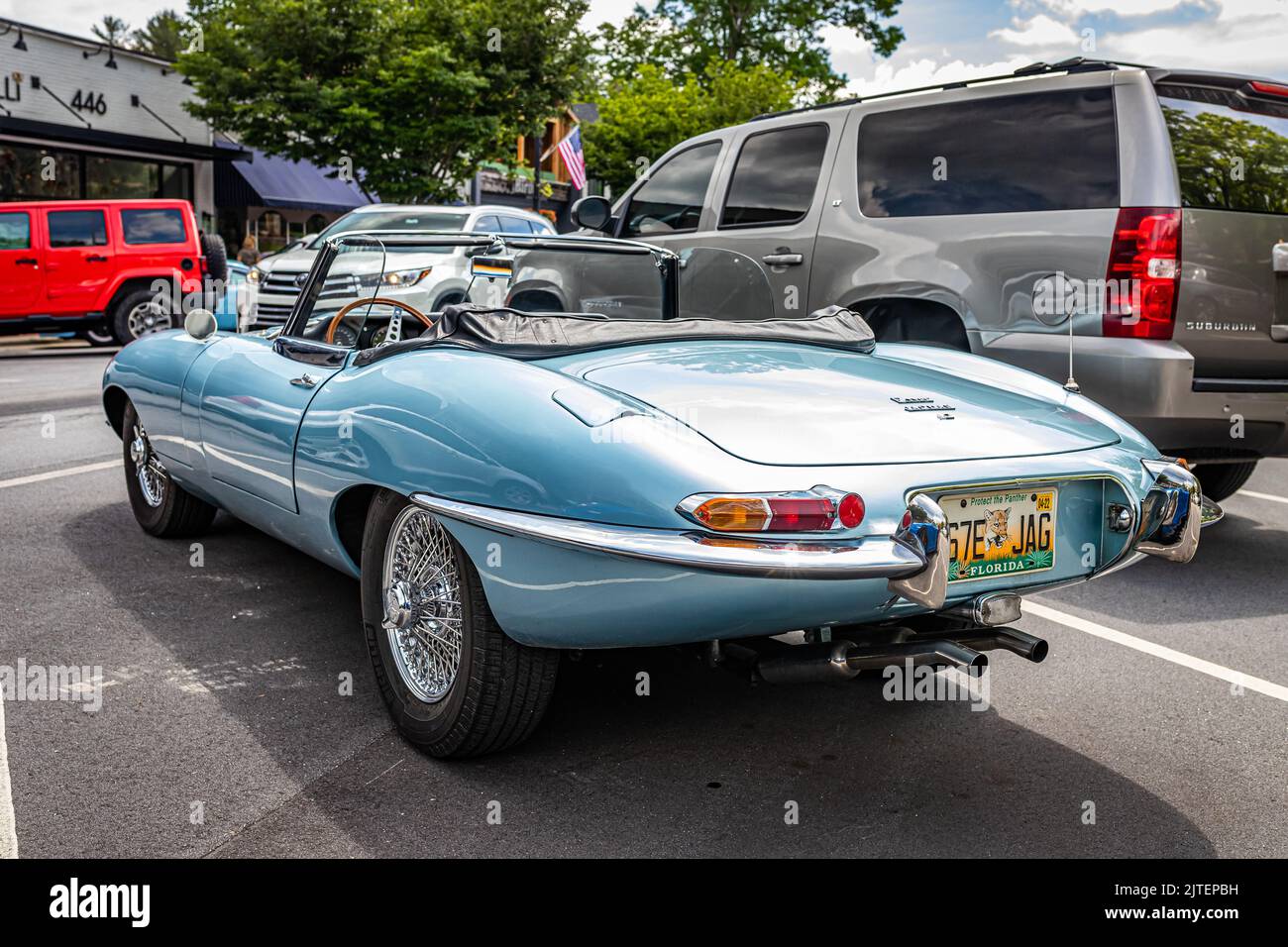Highlands, NC - 11. Juni 2022: Rückansicht eines Roadsters der Baureihe 1965 Jaguar E Type 1 4,2 mit niedriger Perspektive auf einer lokalen Automobilmesse. Stockfoto
