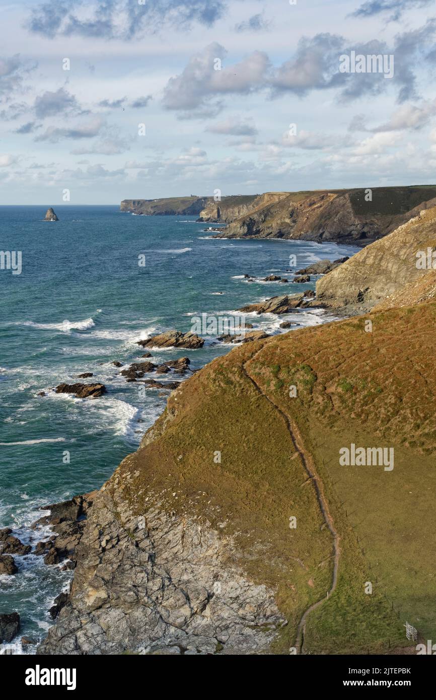 Steiler Abschnitt des südwestlichen Küstenweges am Jacket’s Point, Tregragon, in der Nähe von Delabole, Cornwall, Großbritannien, September 2021. Stockfoto