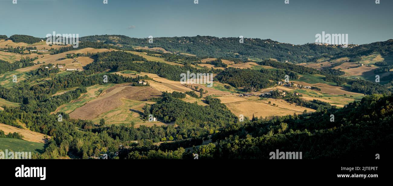 Kultivierte Felder und Wälder im Tal des Flusses Savena. Provinz Bologna, Emilia-Romagna, Italien. Stockfoto