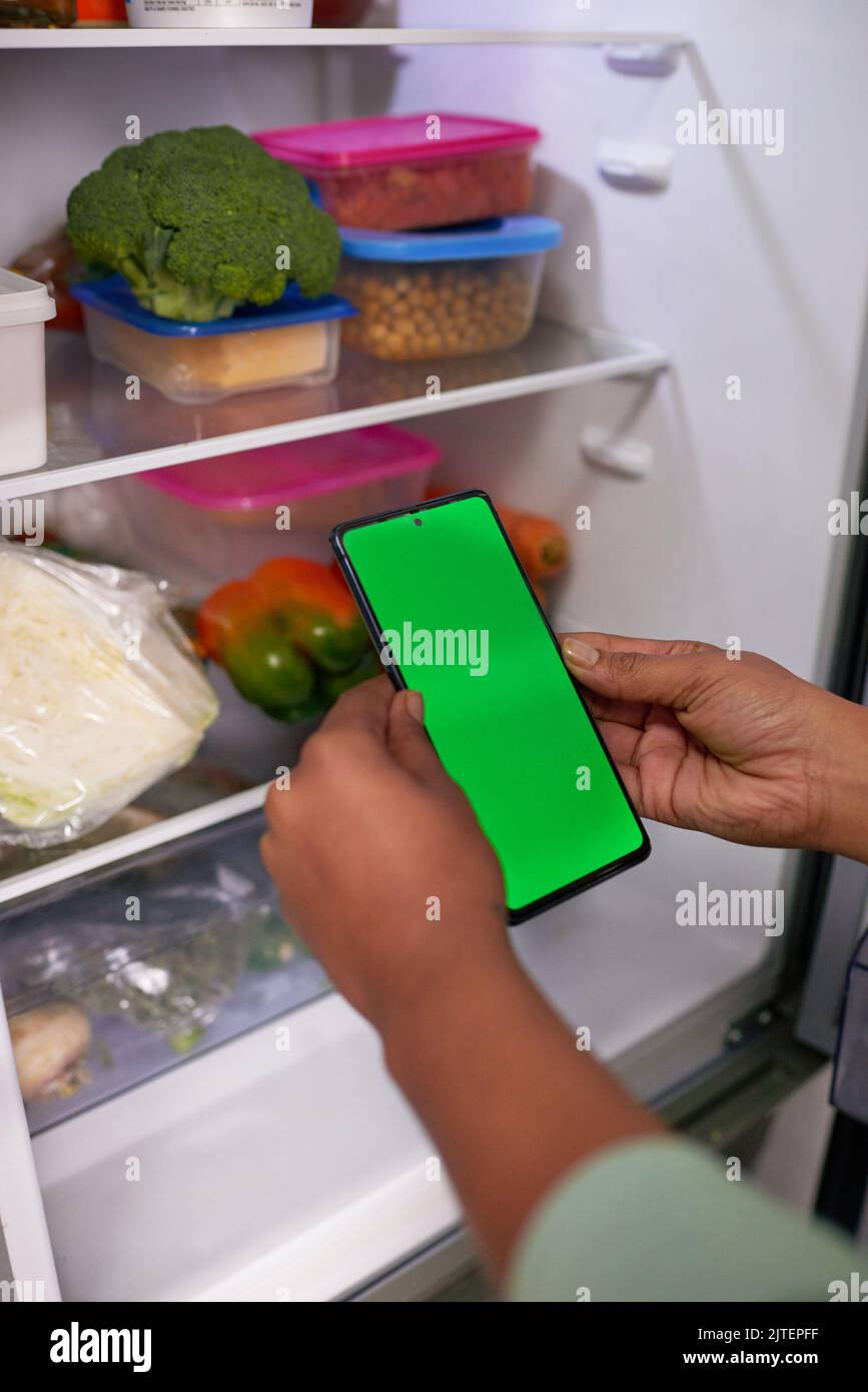 Nahaufnahme des Handybildschirms mit Zutaten aus dem Kühlschrank - Chroma-Taste Stockfoto