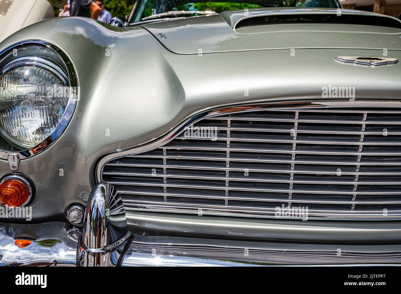 Highlands, NC - 11. Juni 2022: Nahaufnahme der Scheinwerfer und Kühlergrill des 1965 Aston Martin DB5 Hardtop Coupé auf einer lokalen Automobilausstellung. Stockfoto
