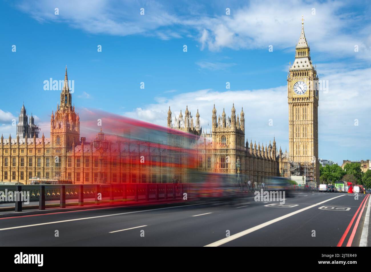 Roter Doppeldeckerbus mit Bewegungsunschärfe auf der Westminster-Brücke, Big Ben im Hintergrund, in London, Großbritannien Stockfoto