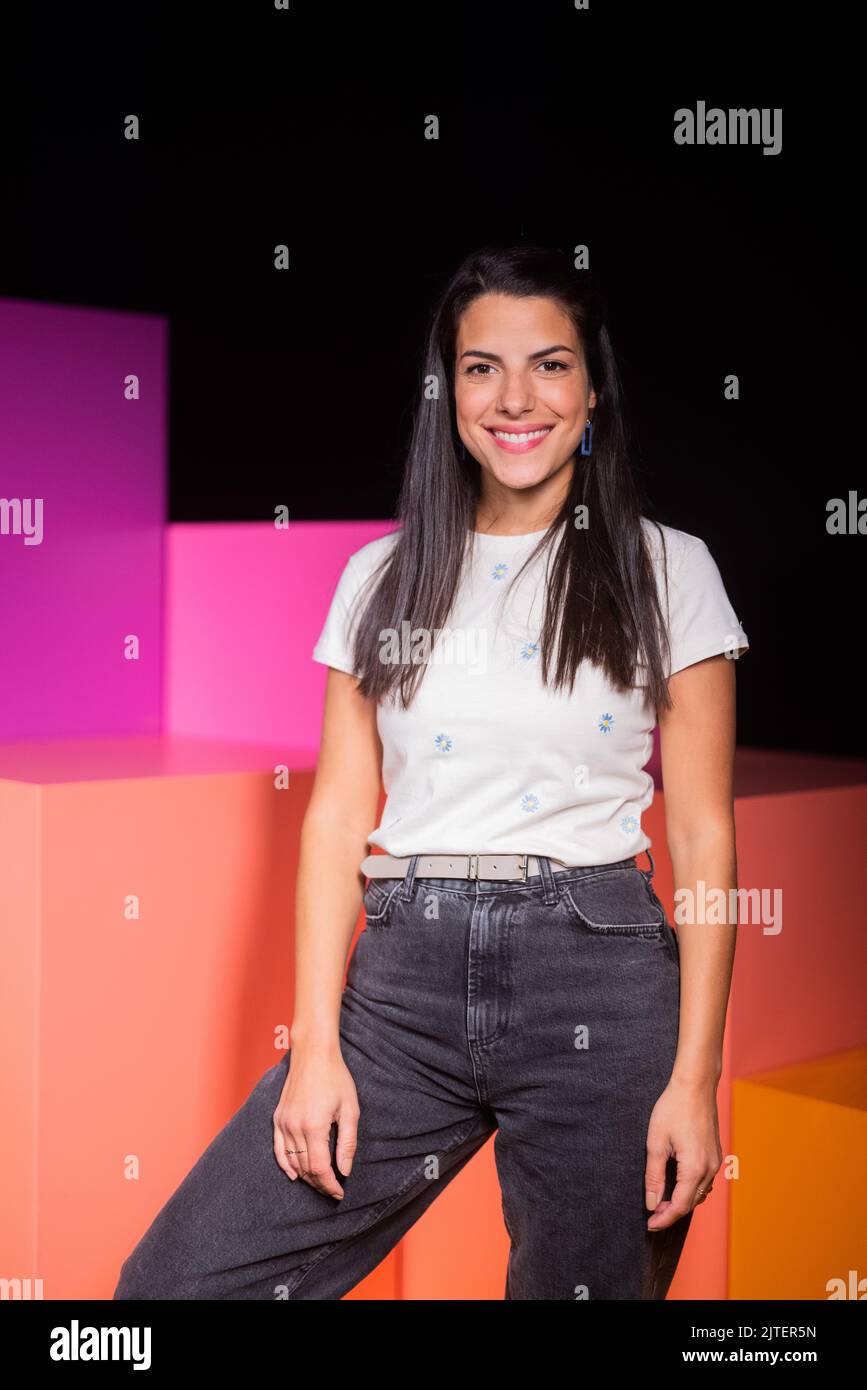 Köln, Deutschland. 30. August 2022. Clarissa Correa da Silva vom neuen Moderationsduo von 'Wissen macht Ah!' Sitzt in einem Studio auf dem WDR-Gelände in Bocklemünd. Am 26. September 2022 werden sie erstmals als Presenting Duo auf KiKA zu sehen sein. Quelle: Rolf Vennenbernd/dpa/Alamy Live News Stockfoto