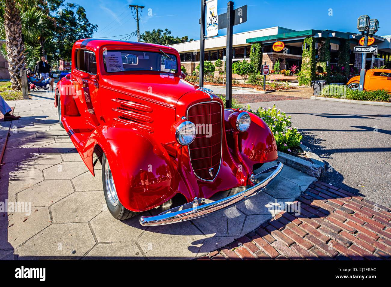 Fernandina Beach, FL - 18. Oktober 2014: Weitwinkelansicht eines Oldsmobile F-33 Business Coupé aus dem Jahr 1933 auf einer Oldsmobile Oldtimer-Show in der Innenstadt. Stockfoto