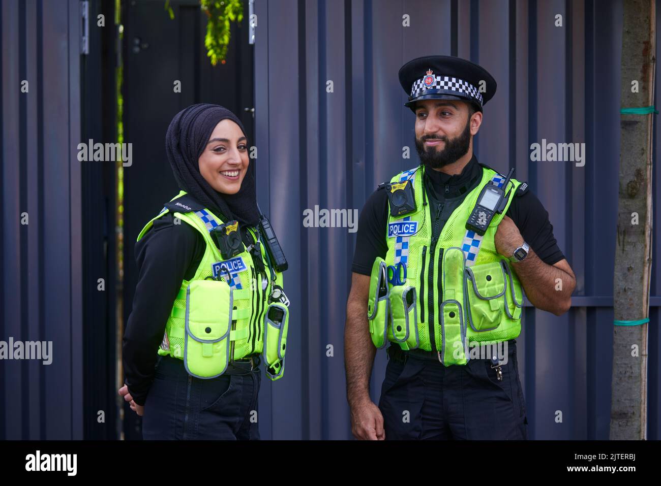 Männliche und weibliche asiatische Manchester GMP Polizeibüros in Uniform Stockfoto