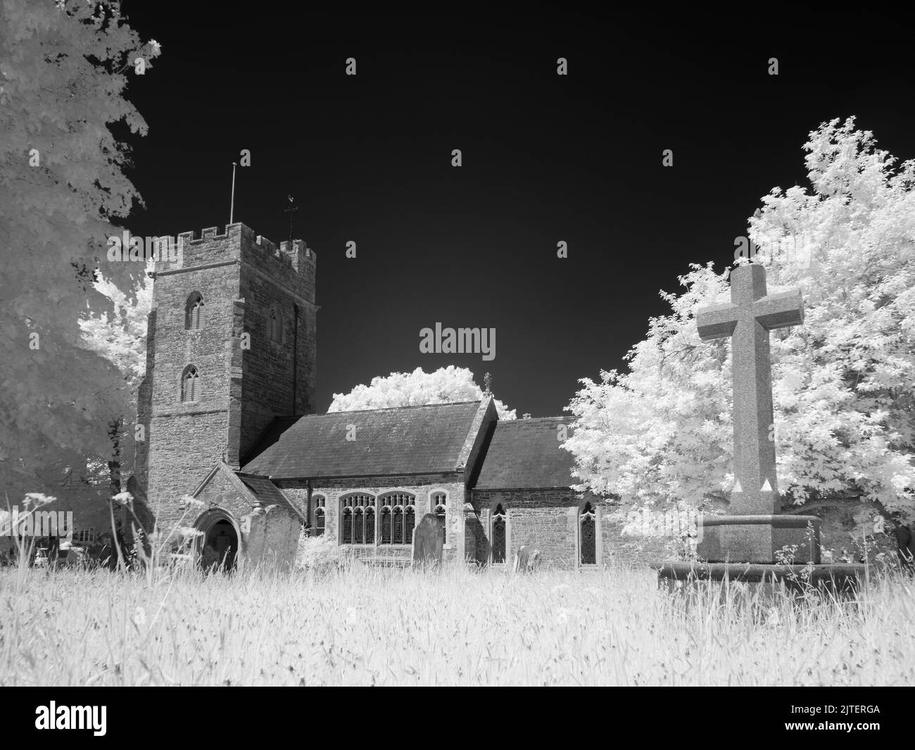 Schwarzweißfoto der St. Peter & St. Paul's Church in Over Stowey am Rande der Quantock Hills National Landscape. Somerset, England. Stockfoto