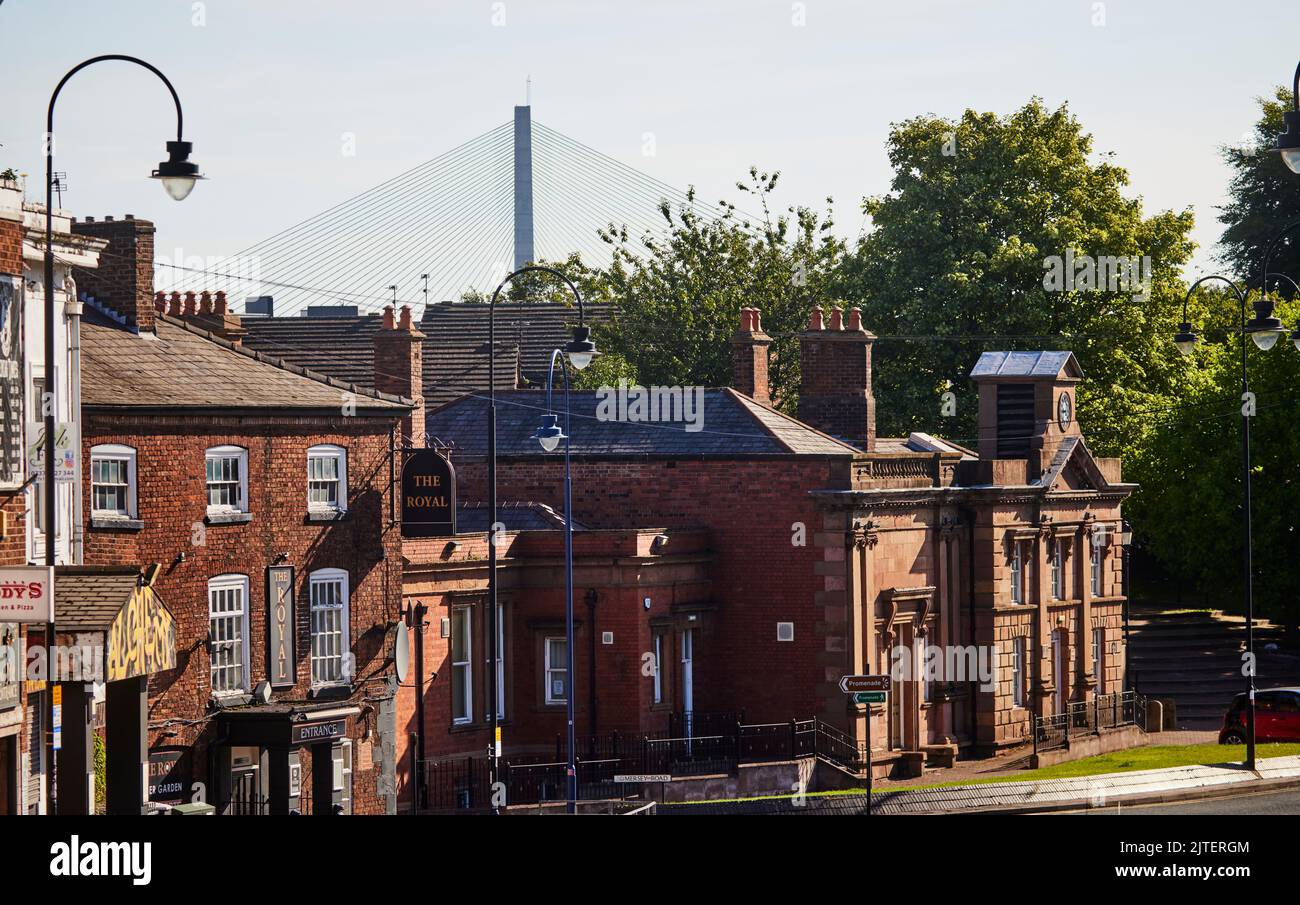 Halton Community Partnership Trust in Old Police Station, Mersey Road, Runcorn mit der neuen The Mersey Gateway Bridge dahinter Stockfoto