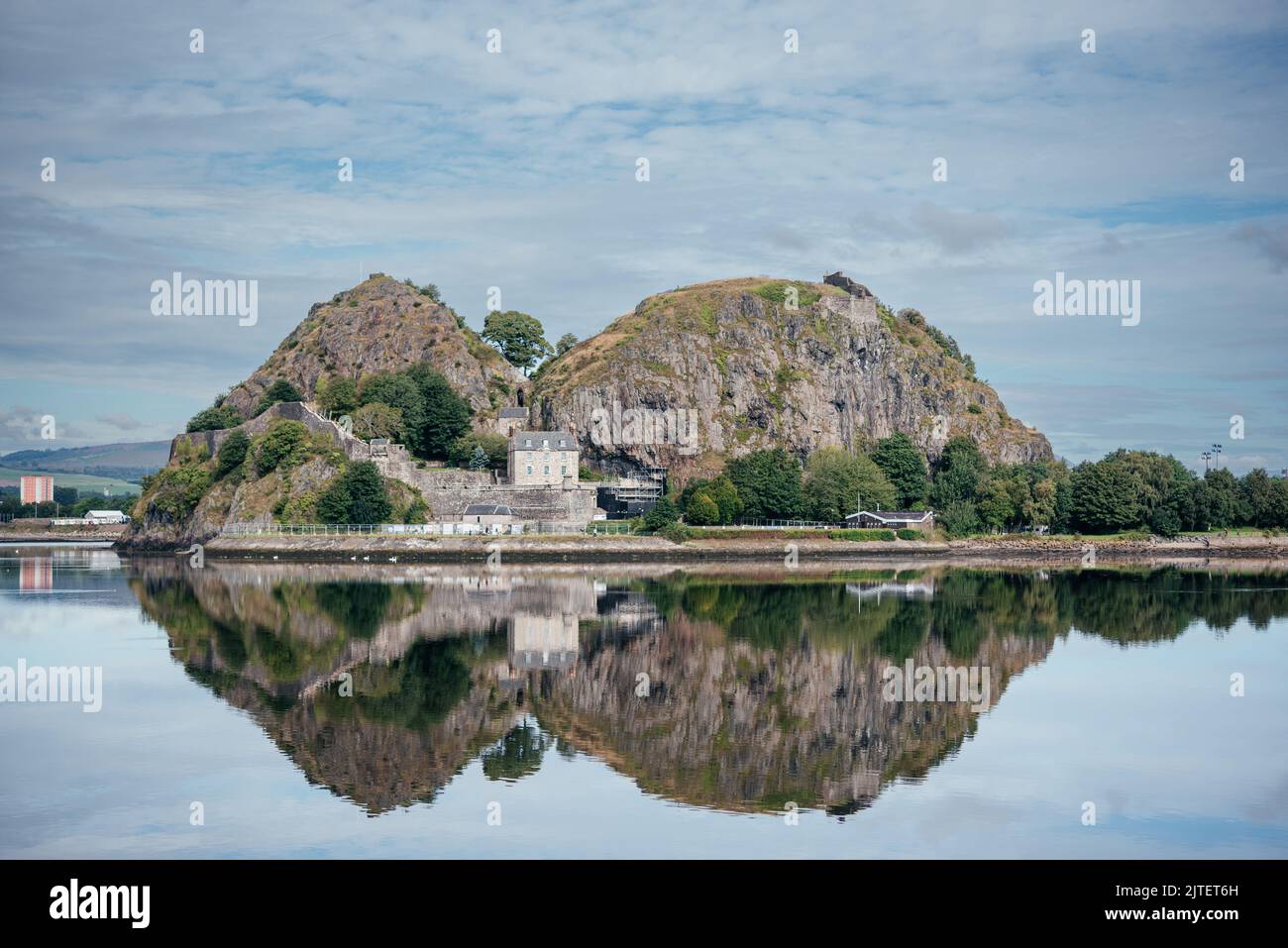 Dumbarton Castle Gebäude auf vulkanischem Gestein in Schottland Großbritannien Stockfoto