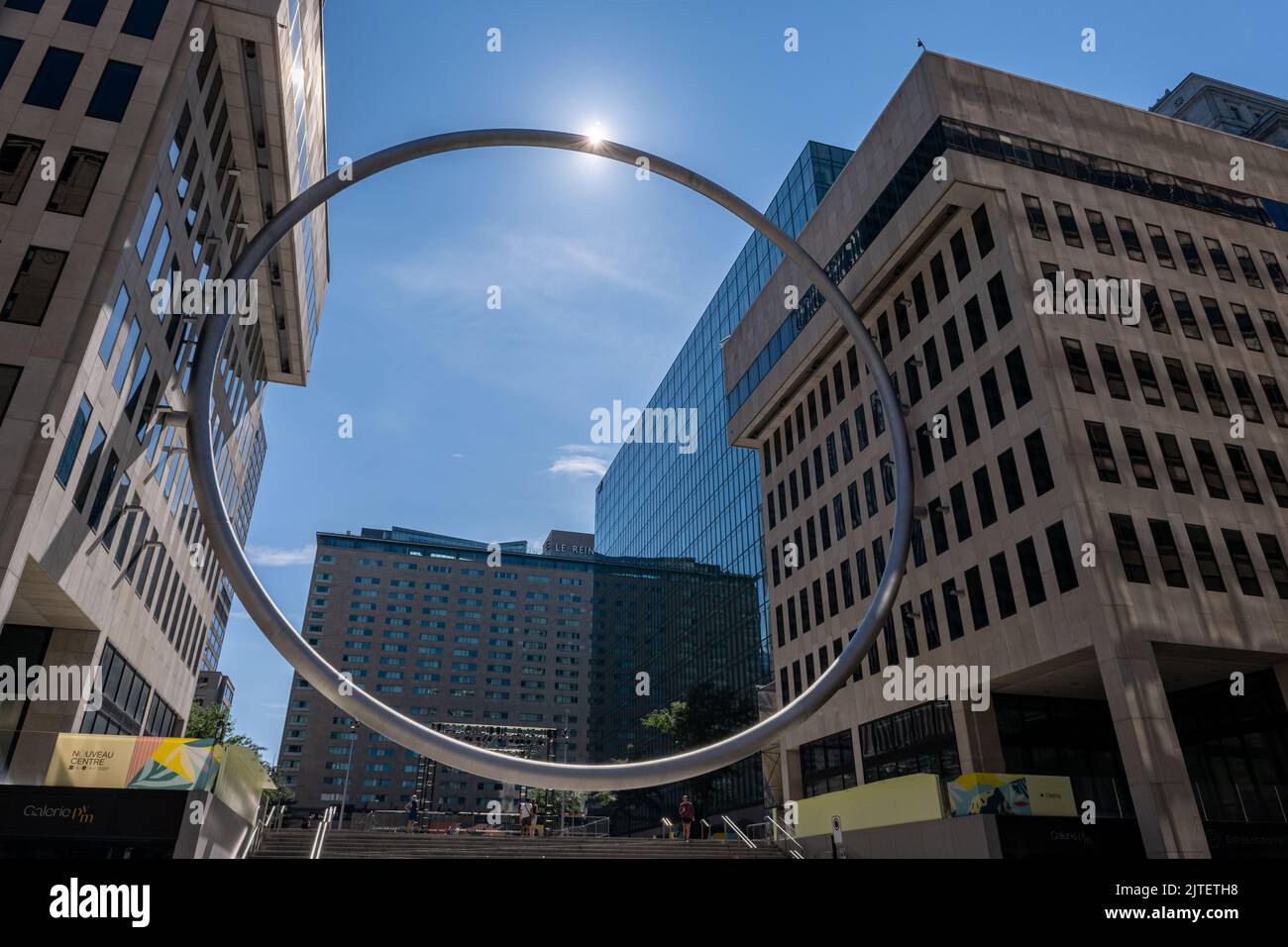 Montreal, CA - 28. August 2022: Ring Art Piece in Downtown Montreal Stockfoto