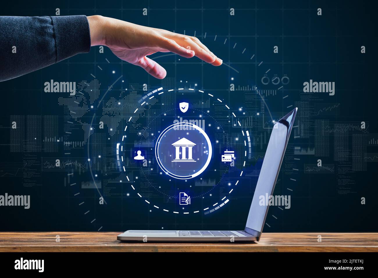 Online-Banking. Die Person nutzt das System und wählt den Dienst aus. Hologramm über dem Laptop. Stockfoto