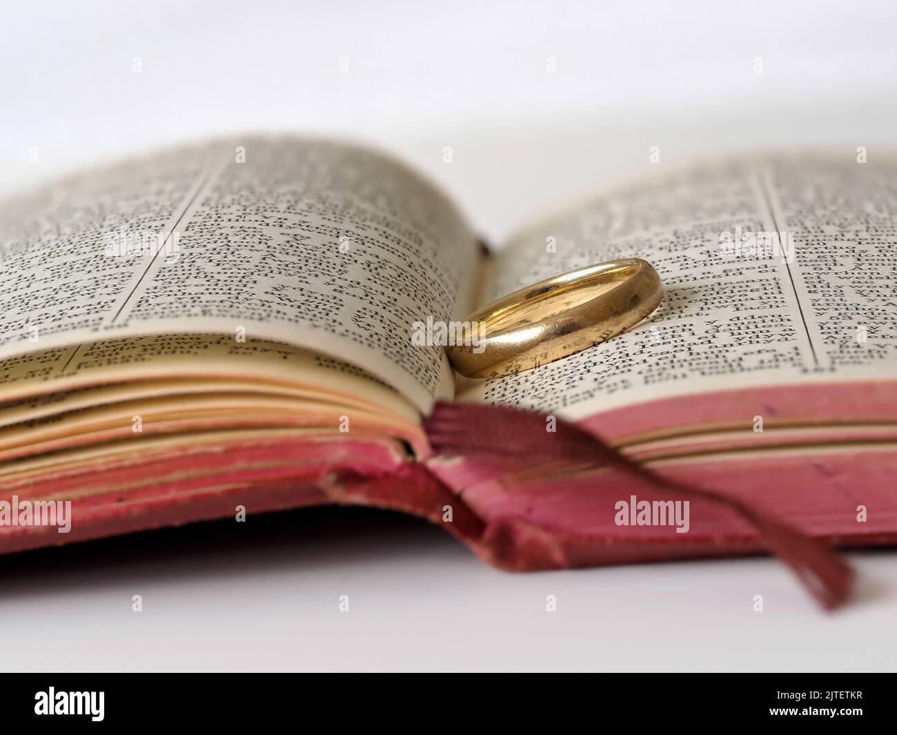 Goldenes Hochzeitsband auf einer offenen bibel Stockfoto