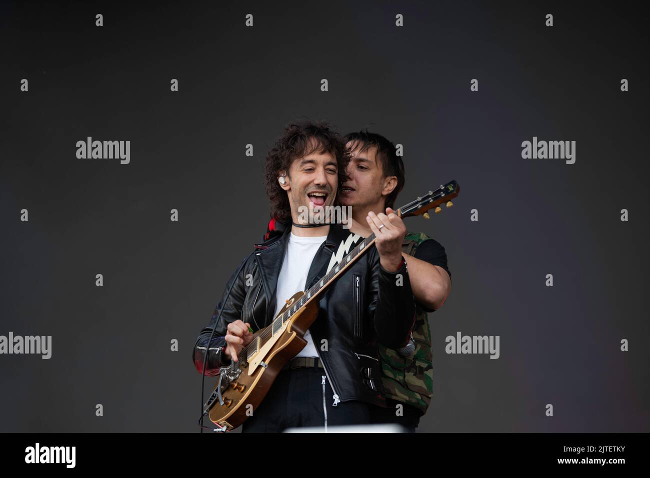 julian casablancas gibt vor, seinen Freund albert hammond beim berliner festival tempelhof Sounds zu töten Stockfoto