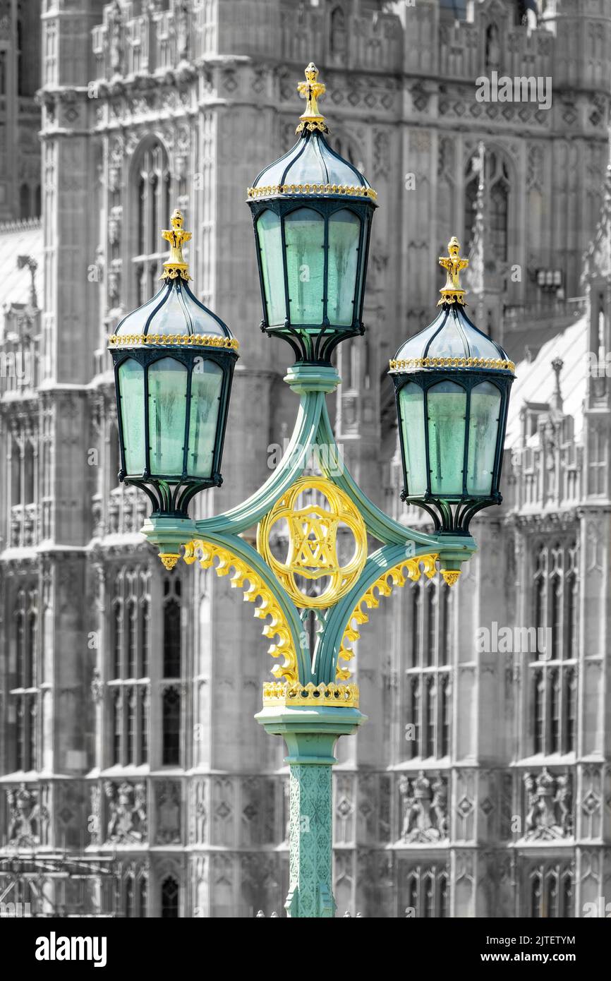 Nahaufnahme eines Lampostes auf der Westminster-Brücke, die Häuser des Parlaments im Hintergrund. Schwarzweiß-Fotografie mit selektiven Farben Stockfoto