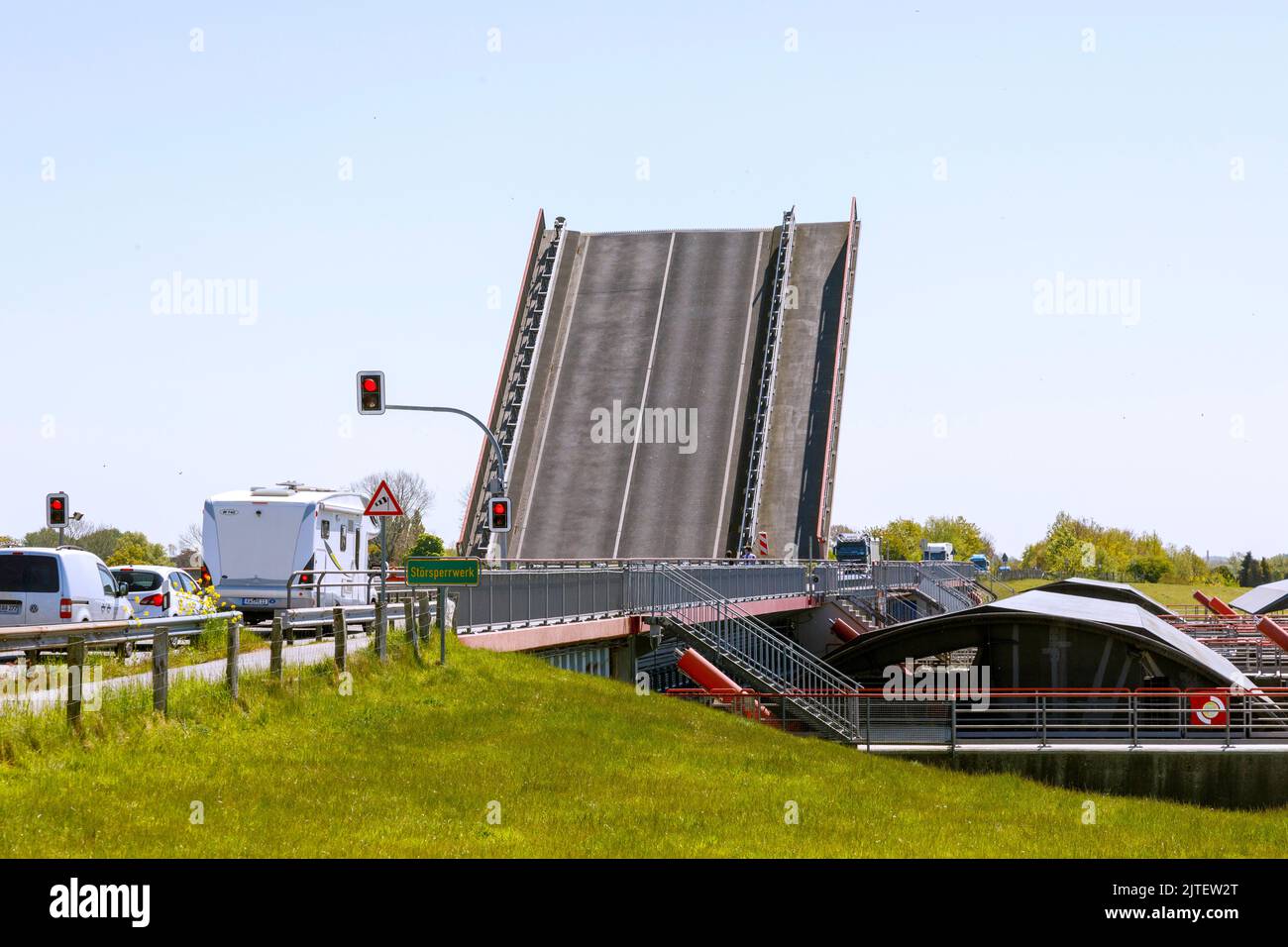 Bascule-Brücke am Stoer-Staudamm an der Mündung der Stoer in die Elbe Stockfoto