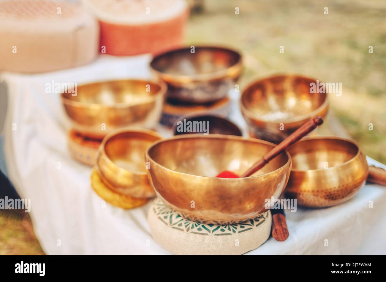 Schöne tibetische Schüssel bereit für meditative Musik. Stockfoto
