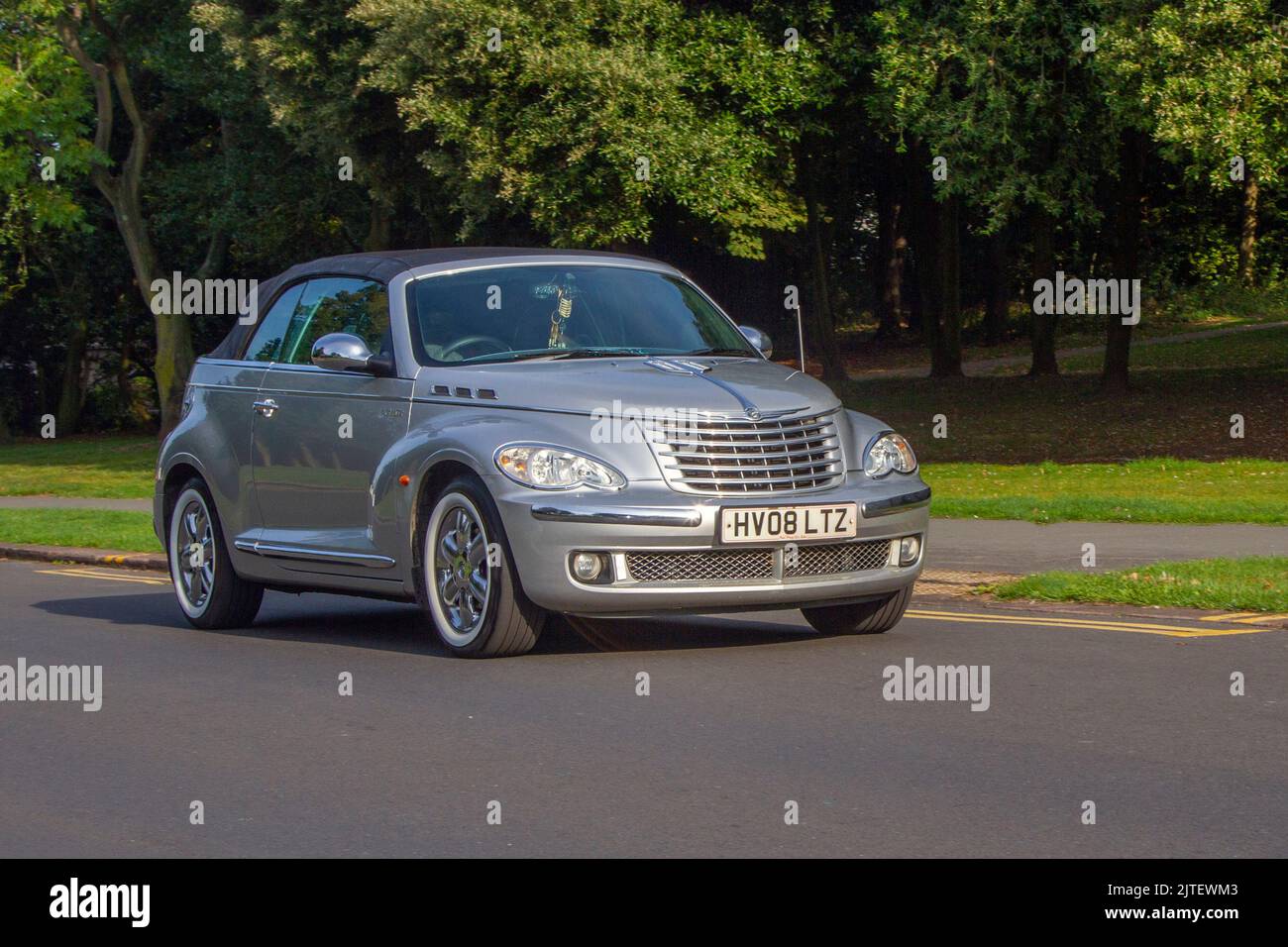 2008 Silver CHRYSLER PT CRUISER PACIFIC COAST HIGHWAY 2429cc 4-Gang-Automatik; Autos kommen auf der jährlichen Stanley Park Classic Car Show an. Die Stanley Park Classics Yesteryear Motor Show wird von der Blackpool Vintage Vehicle Preservation Group, Großbritannien, veranstaltet. Stockfoto