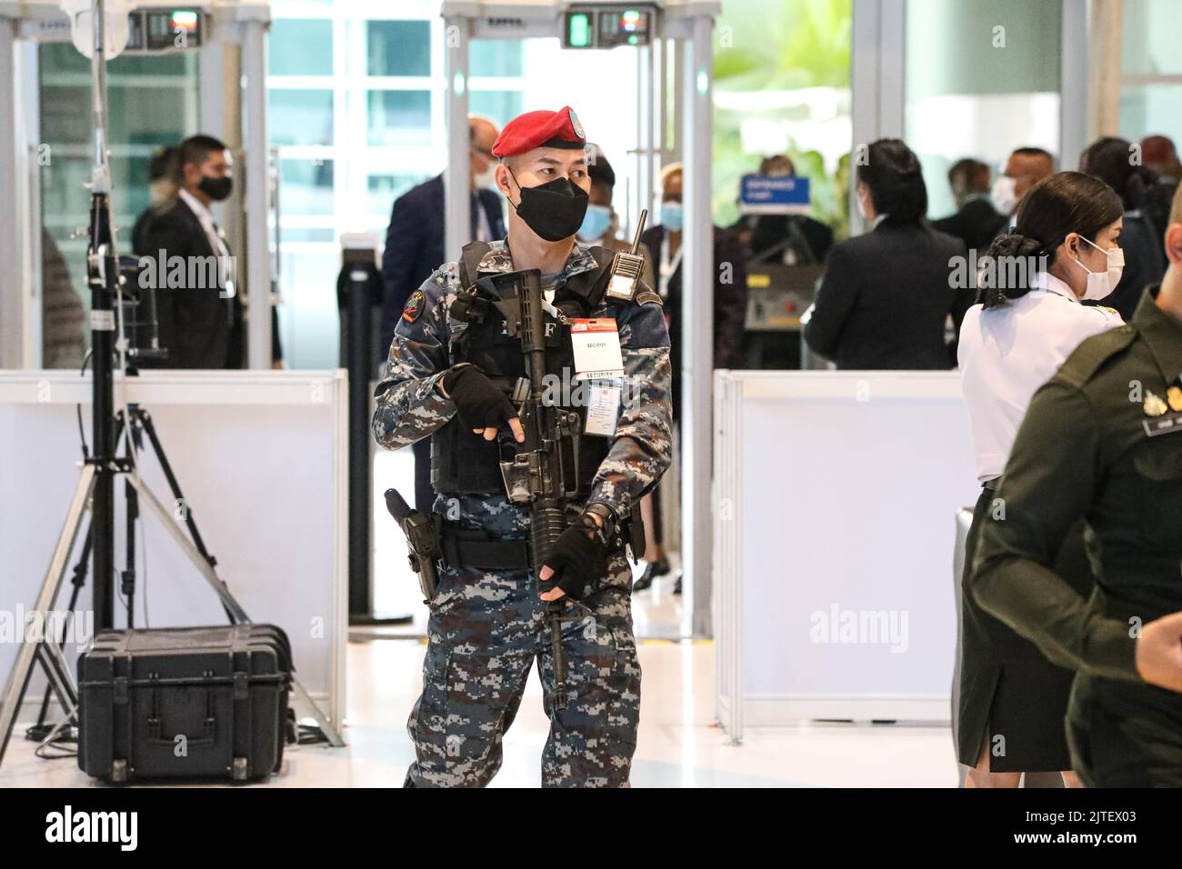 Bangkok, Thailand. 29. August 2022. RTAF Special Operations Regiment (Commando) sichert die Eröffnungszeremonie von Defense and Security 2022 im Challenger 1-2 Building, Impact Exhibition and Convention Center, Muang Thong Thani. (Bild: © Adirach Toumlamoon/Pacific Press via ZUMA Press Wire) Stockfoto