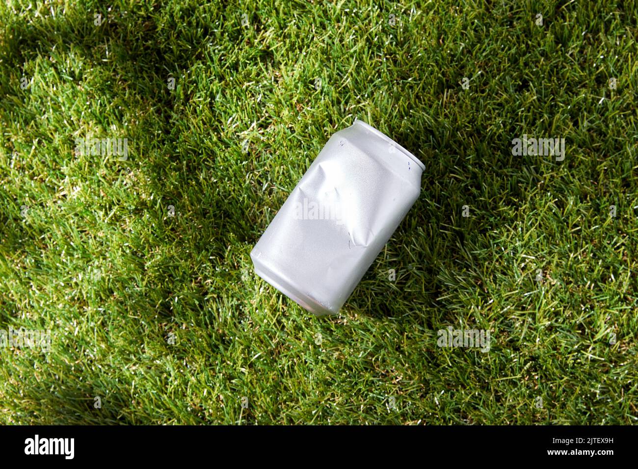 Nahaufnahme einer leeren gebrauchten Blechdose auf Gras Stockfoto