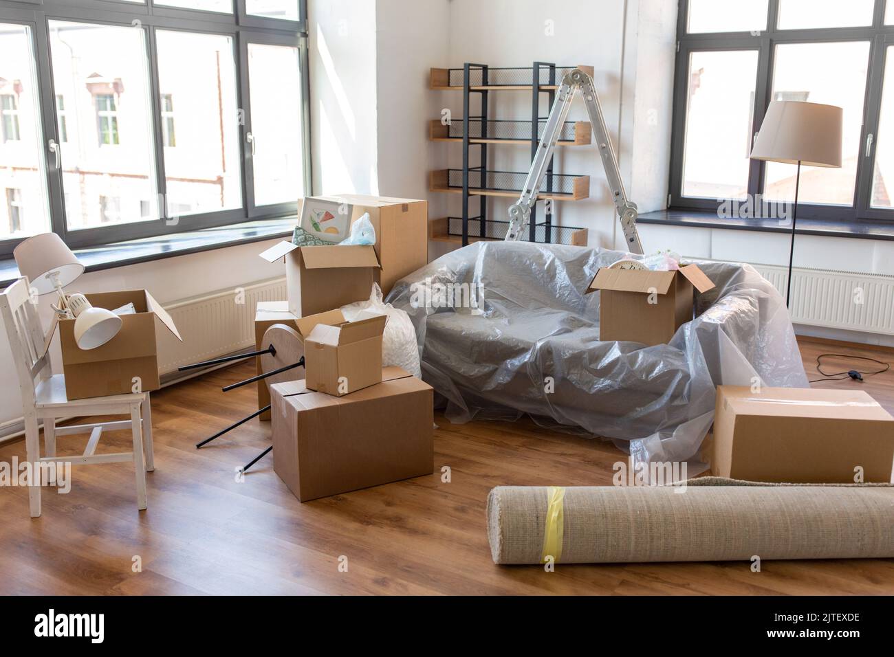 Boxen mit Sachen zu Hause Stockfoto