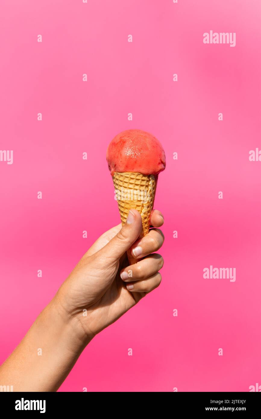 Nahaufnahme des Hand haltenden Eiskonus der Waffel Stockfoto