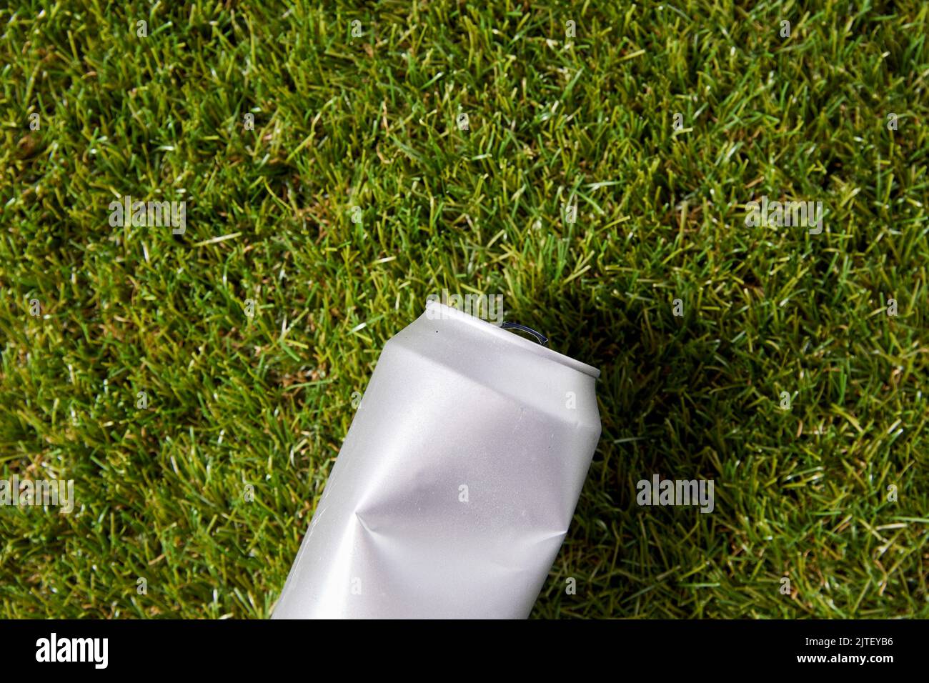 Nahaufnahme einer leeren gebrauchten Blechdose auf Gras Stockfoto