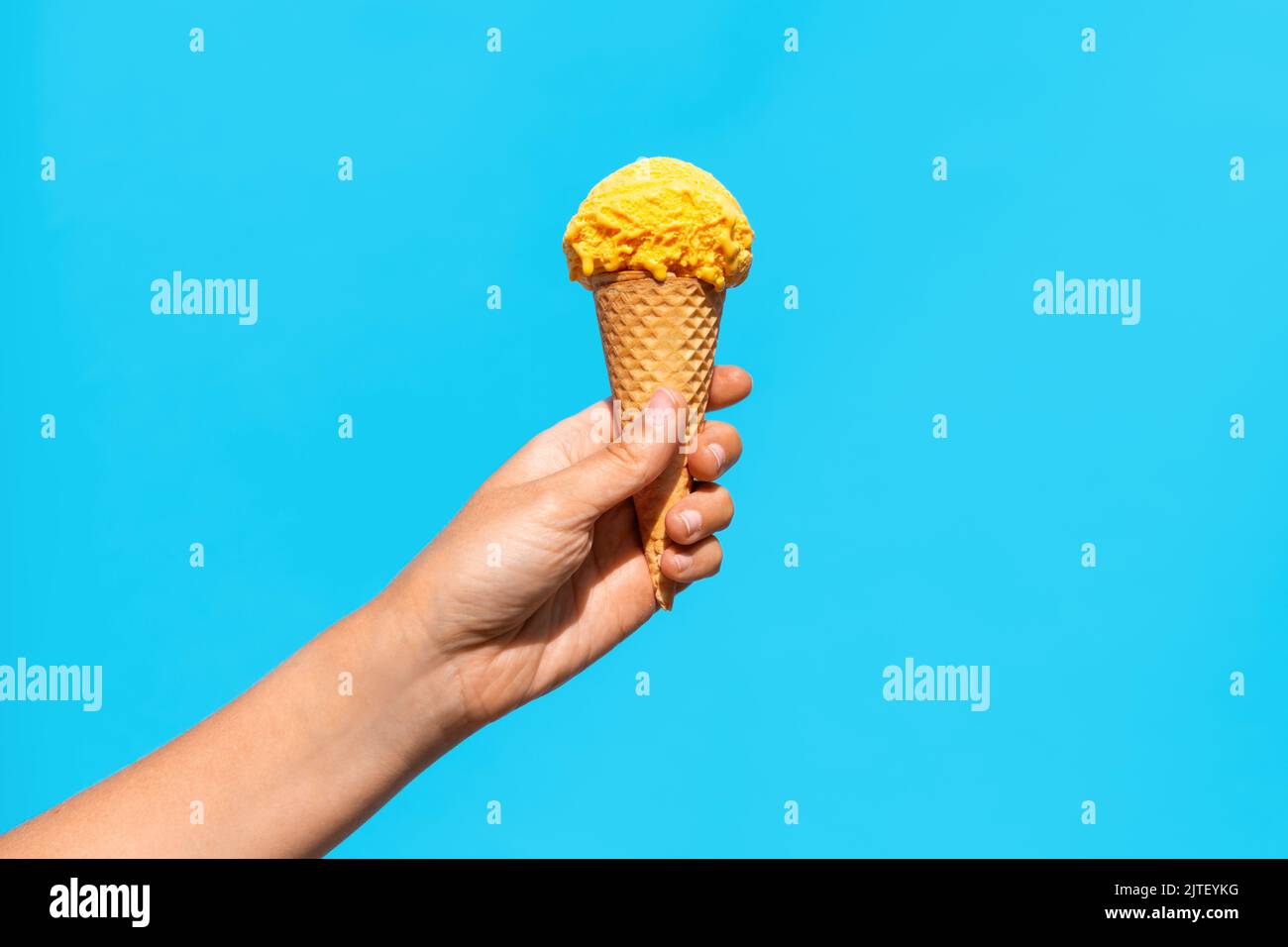 Nahaufnahme des Hand haltenden Eiskonus der Waffel Stockfoto