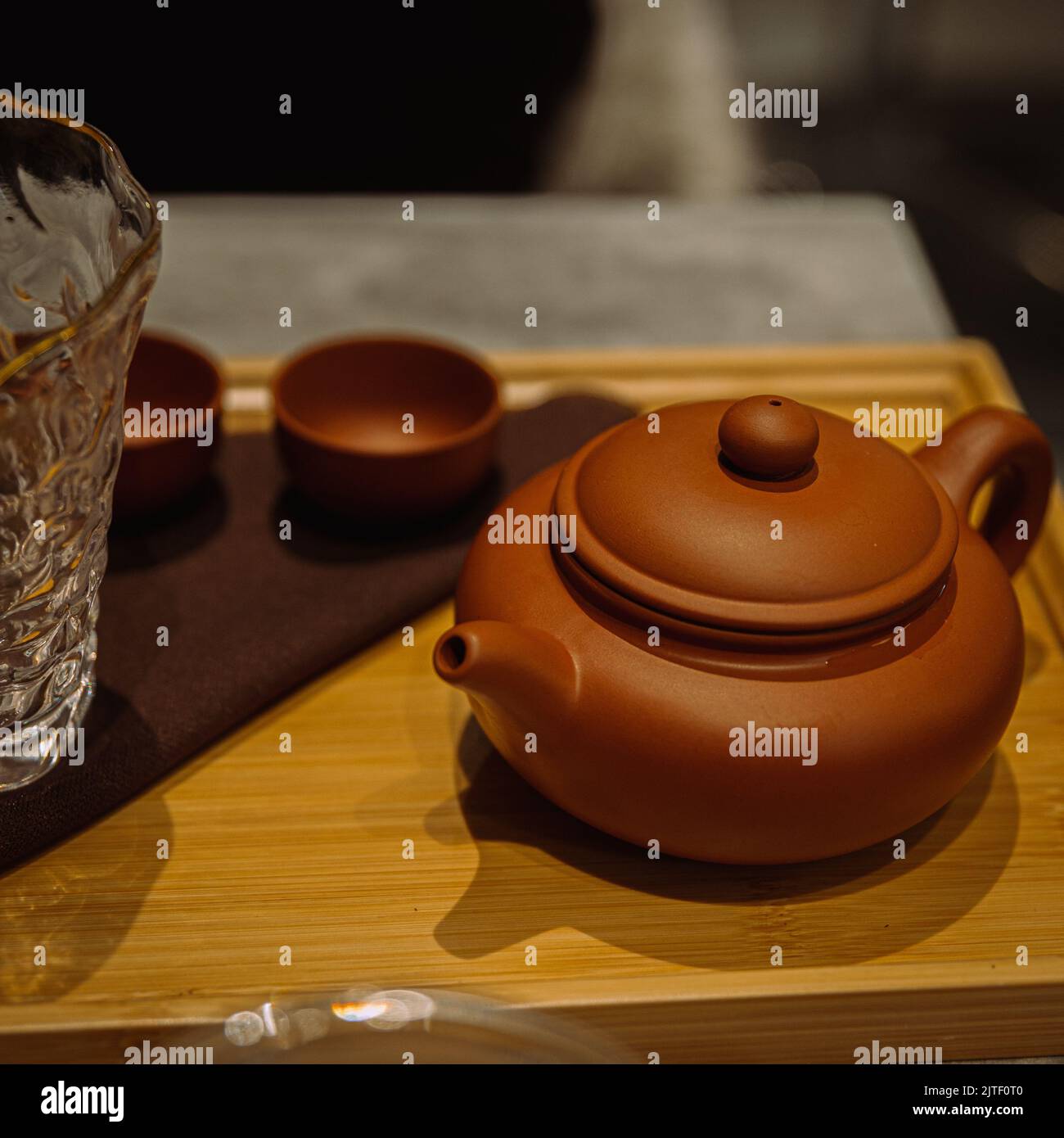 Eine Nahaufnahme einer Teekanone aus Ton von Teekennern Stockfoto