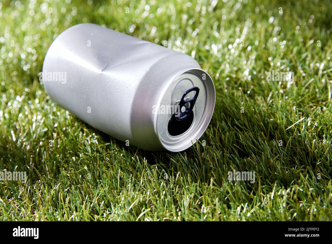 Nahaufnahme einer leeren gebrauchten Blechdose auf Gras Stockfoto