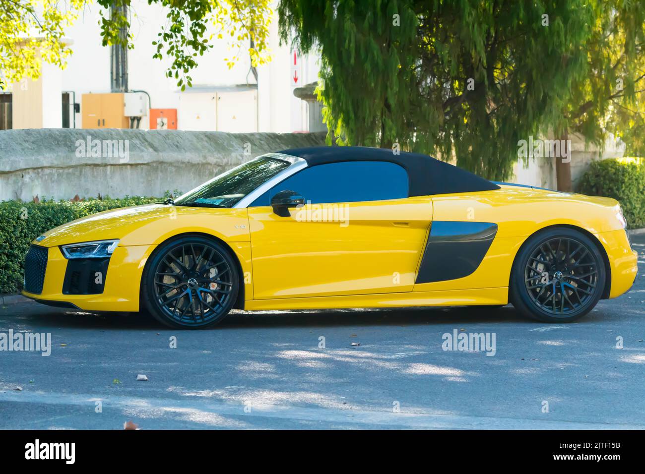 Audi R8 Luxus- und Performance-Motorwagen, seitlich und gelb, auf einer Straße geparkt Stockfoto