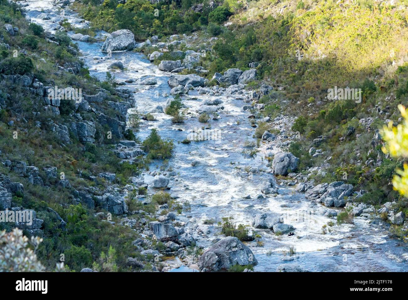Abstrakter Naturhintergrund eines Flusses, der über Felsen in einem Bach in einem Tal fließt Stockfoto